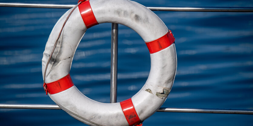 Rettungsring vor Wasserfläche