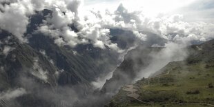 Wolkenverhangene Berge