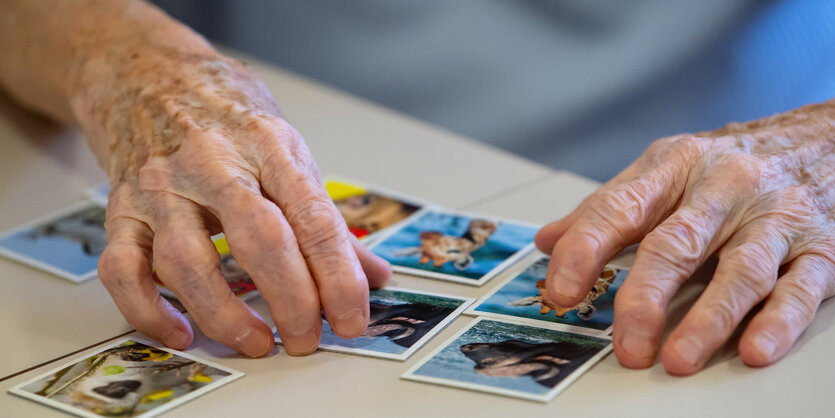 Zwei Hände mit Falten spielen Memorie