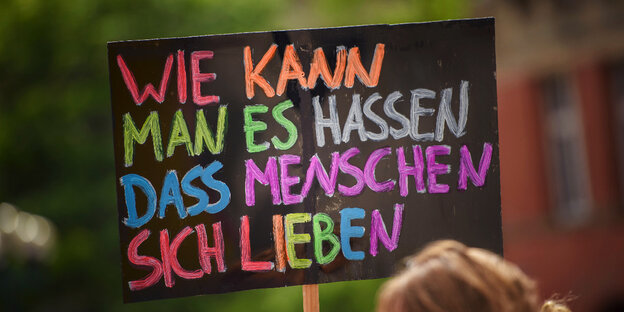 Ein Schild bei einer Demonstration auf dem geschrieben steht: „Wie kan man es hassen, dass Menschen sich lieben?“