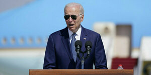 Joe Biden vor Mikrofonen