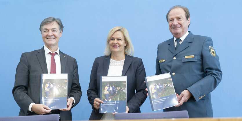 Ralph Tiesler, Präsident Bundesamt für Bevölkerungsschutz und Katastrophenhilfe BBK, Nancy Faeser, Bundesministerin des Inneren und für Heimat, Gerd Friedsam, Präsident Bundesanstalt Technisches Hilfswerk THW