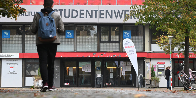 Mensch mit Rucksack läuft auf die Zentralmensa in Göttingen zu