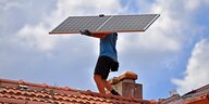 Ein Solardach wird installiert