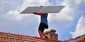 Ein Solardach wird installiert