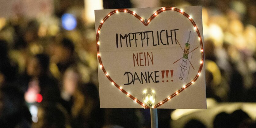 Ein Schild mit der Aufschrift: "Impfpflicht Nein Danke"