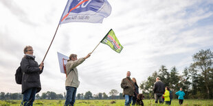 Aktivisten stehen auf einer grünen Wiese