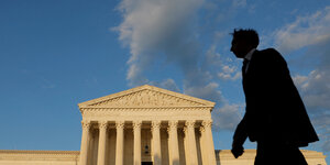 Ein Mann läuft am Gebäude des Supreme Courts in Washington vorbei