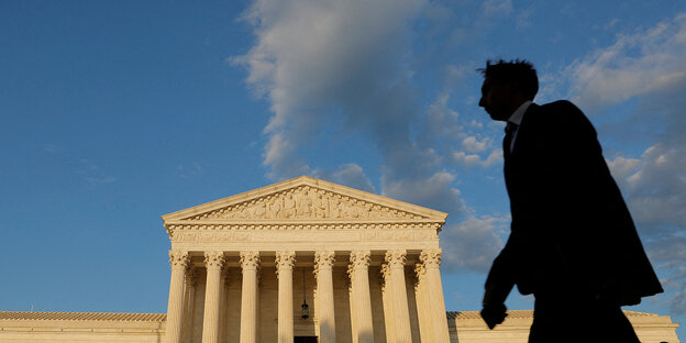 Ein Mann läuft am Gebäude des Supreme Courts in Washington vorbei