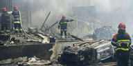 Feuerwehrleute löschen das Feuer in einem durch russischen Beschuss beschädigten Gebäude