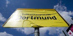 Ortsschild überklebt mit "Fußballhauptstadt Dortmund"