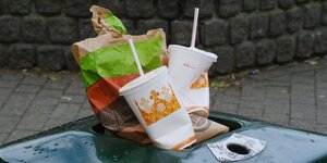 Fast-Food-Müll auf einem Papierkorb