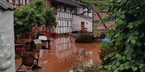 Schlammwasser auf dem Hof eiens Bauernhauses