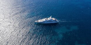 Eine Superyacht im weiten Meer