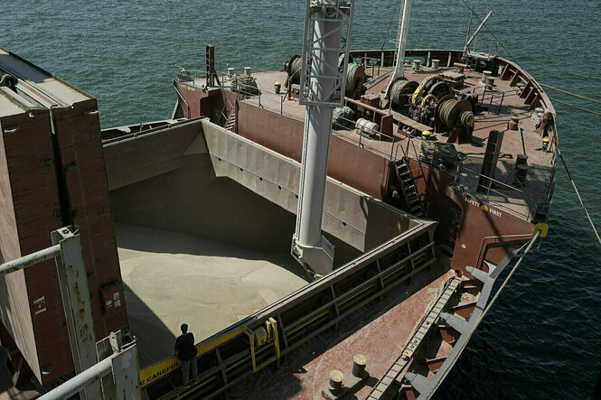 Getreide wird auf ein Containerschiff verladen