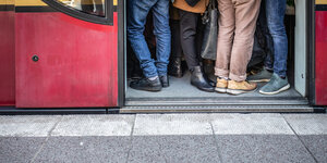 Menschen stehen dicht gedrängt in einer S-Bahn