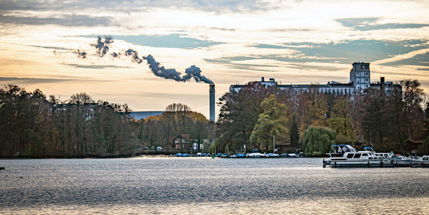 Fluss und rauchender Schornstein