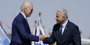 Joe Biden und Yair Lapid geben sich die Faust zur Begrüßung.