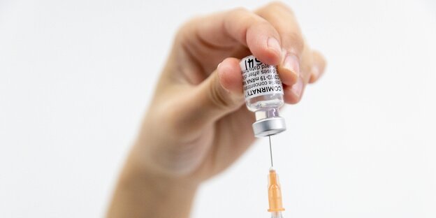 Eine Spritze wird mit Impfstoff gefüllt