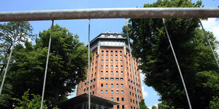 backsteinturm hinter bauzaun