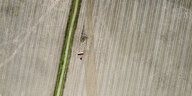Luftbild auf ein Sojafeld mit Maschine bei der Aussaat
