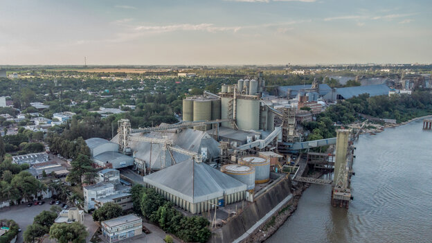 Blick von oben auf eine Stadt, Hafen und Wasser