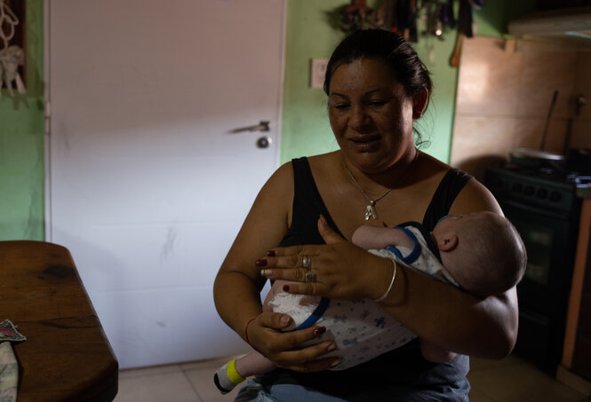 Eine Frau hält ein Baby auf dem Arm