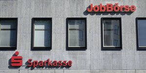 Das Logo der Sparkasse und der SChriftzug "Jobbörse" an einer Hausfassade