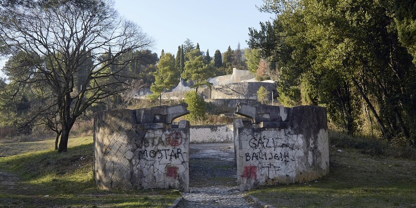 Ein mit Graffiti versehenes Mahnmal