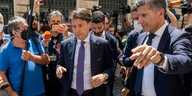 Journalisten umzingeln Giuseppe Conte