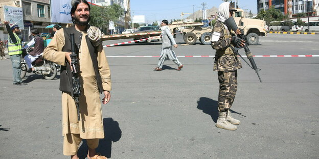 Zwei bewaffnete Taliban auf einer Straße in Kabul