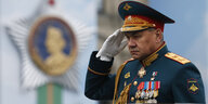 Russlands Verteidigungsminister Sergej Schoigu salutiert
