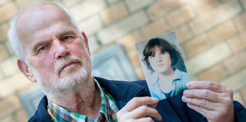 Hans von Möhlmann zeigt ein Foto seiner ermordeten Tochter Frederike