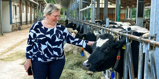 Katja Mast streichelt eine Kuh