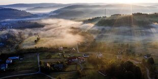 Luftaufnahme eines Dorfes in den Beskiden am Morgen