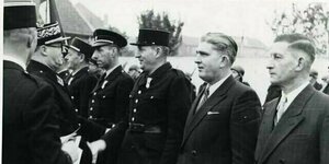 Männer in Uniformen stehen in einer Reihe, historische Schwarz-Weiß-Aufnhame