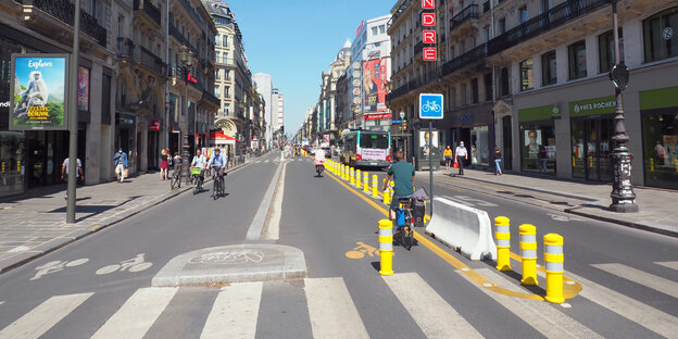Auf den verbreiterten Fahrradwegen auf der Rue de Rivoli im Pariser Stadtzentrum sind Radfahrer unterwegs