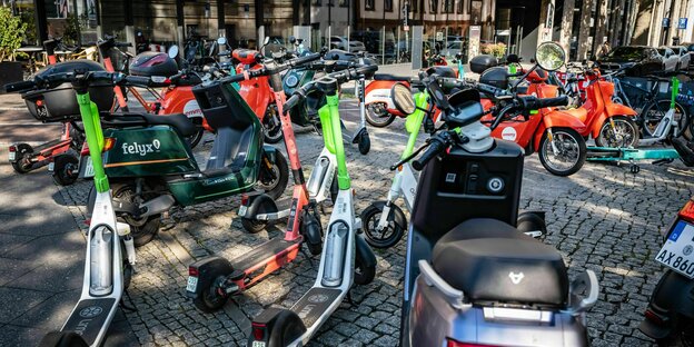 E-Scooter stehen wild durcheinander auf einem Gehweg in Berlin