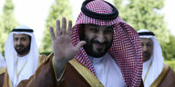 Der saudische Kronprinz Mohammed bin Salman mit Turban, winkt lachend in die Kamera