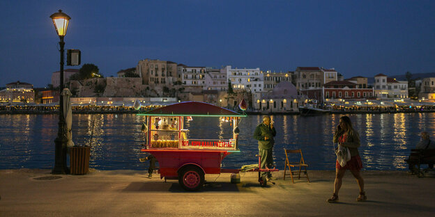 Straßenhändler am Abend am alten Hafen von Chania auf Kreta.
