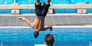 Jungs im Schwimmbad