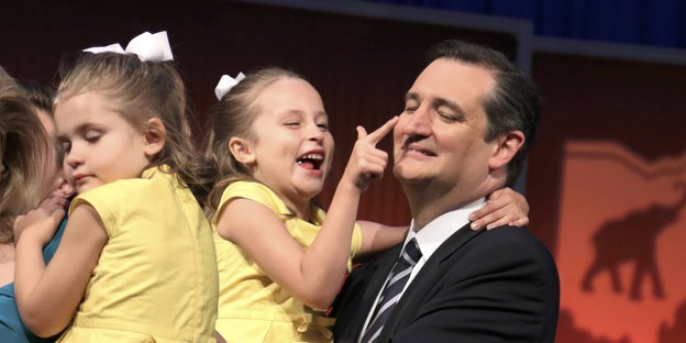 Ted Cruz hat seine kleine Tochter auf dem Arm