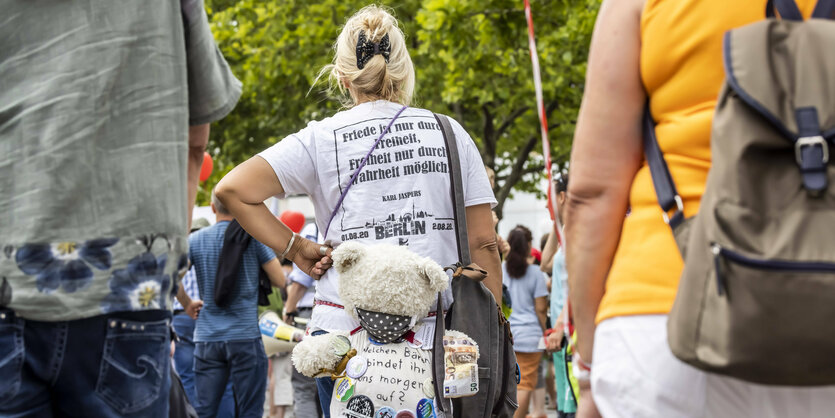 Eine Demonstrantin mit Plüschtier auf einer Demo