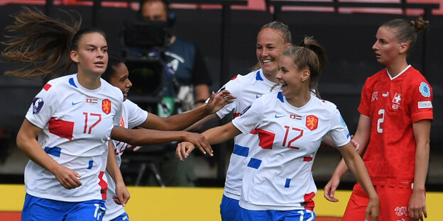 Drei niederländische Fußballspielerinnen jubeln nach einem Tor gegen die Schweiz