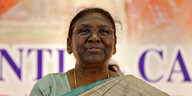 Draupadi Murmu mit Zopf, Brille, Goldkette und Sari