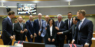 Belgiens Außenministerin Hadja Lahbib und ihre EU-Kollegen am Montag in Brüssel