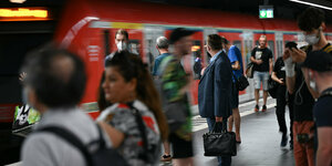 Reisende auf dem Bahnsteig des Frankfurter Hauptbahnhofs warten auf eine S-Bahn