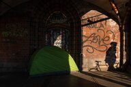 Zelt eines Obdachlosen auf der Oberbaumbrücke in Berlin-Kreuzberg