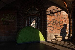 Zelt eines Obdachlosen auf der Oberbaumbrücke in Berlin-Kreuzberg