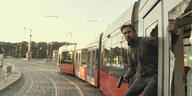 Ryan Gosling schaut aus der Tür einer fahrenden Straßenbahn.